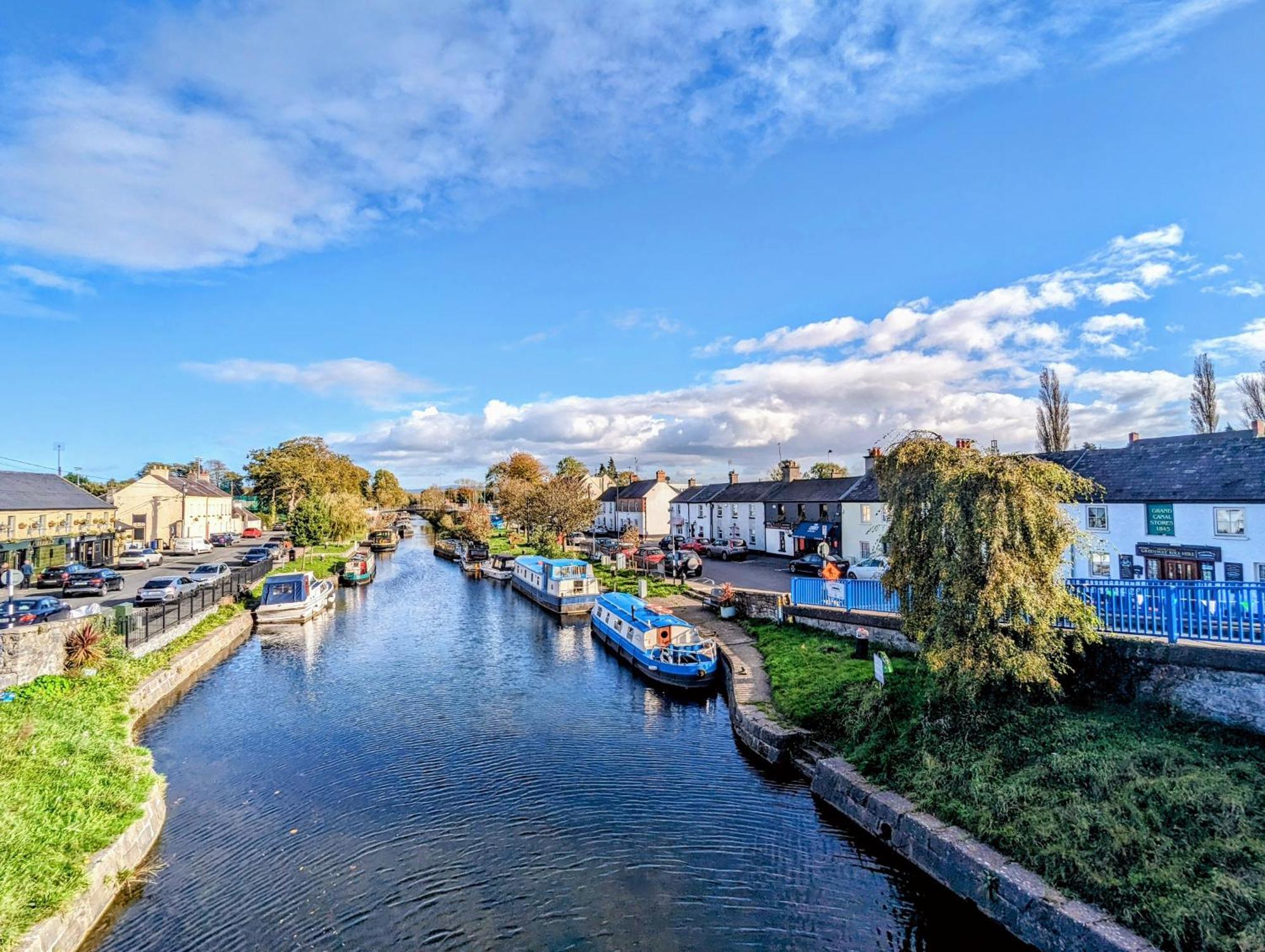 Sallins Loft Apartment Bagian luar foto